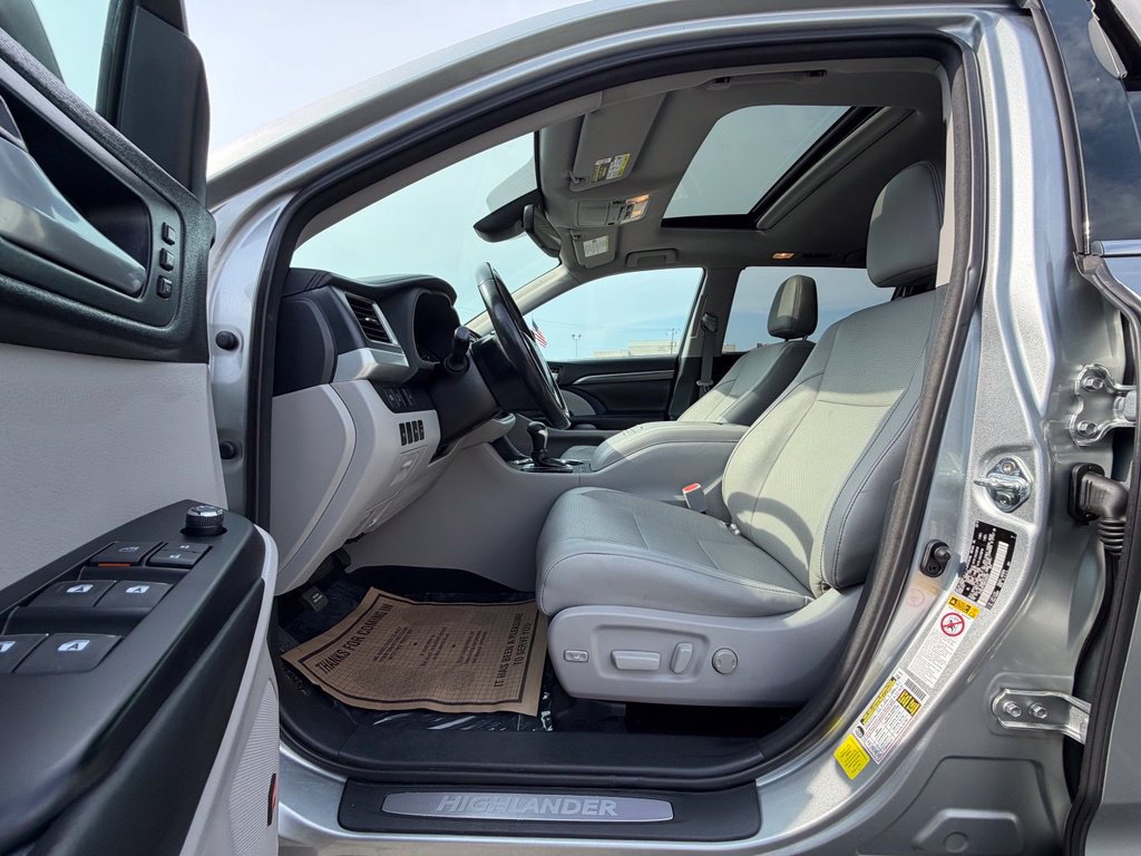 Used 2017 Toyota Highlander Limited AWD/4WD image 15