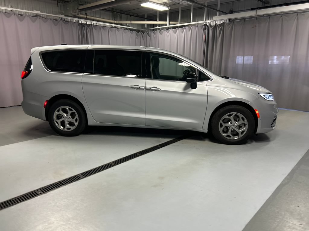 Used 2024 Chrysler Pacifica Limited AWD/4WD image 8
