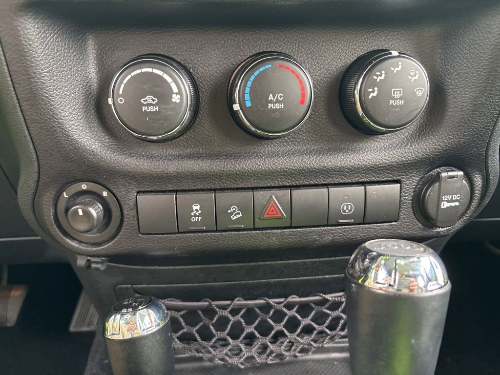 Used 2016 Jeep Wrangler Unlimited Sahara w/ Connectivity Group AWD/4WD image 24