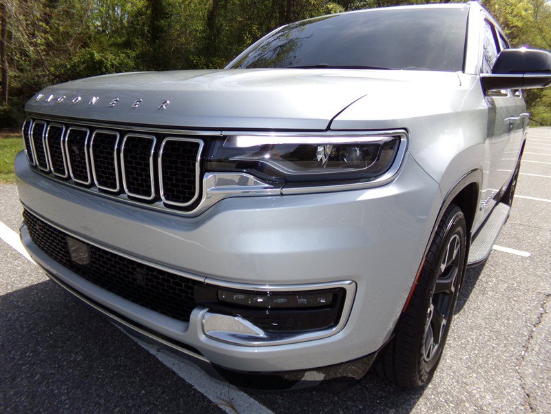 Used 2023 Jeep Wagoneer Series III w/ Convenience Group I AWD/4WD image 2