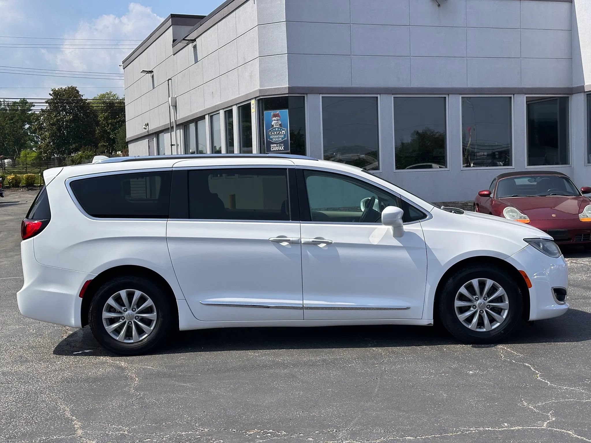 Used 2019 Chrysler Pacifica Touring-L FWD image 4