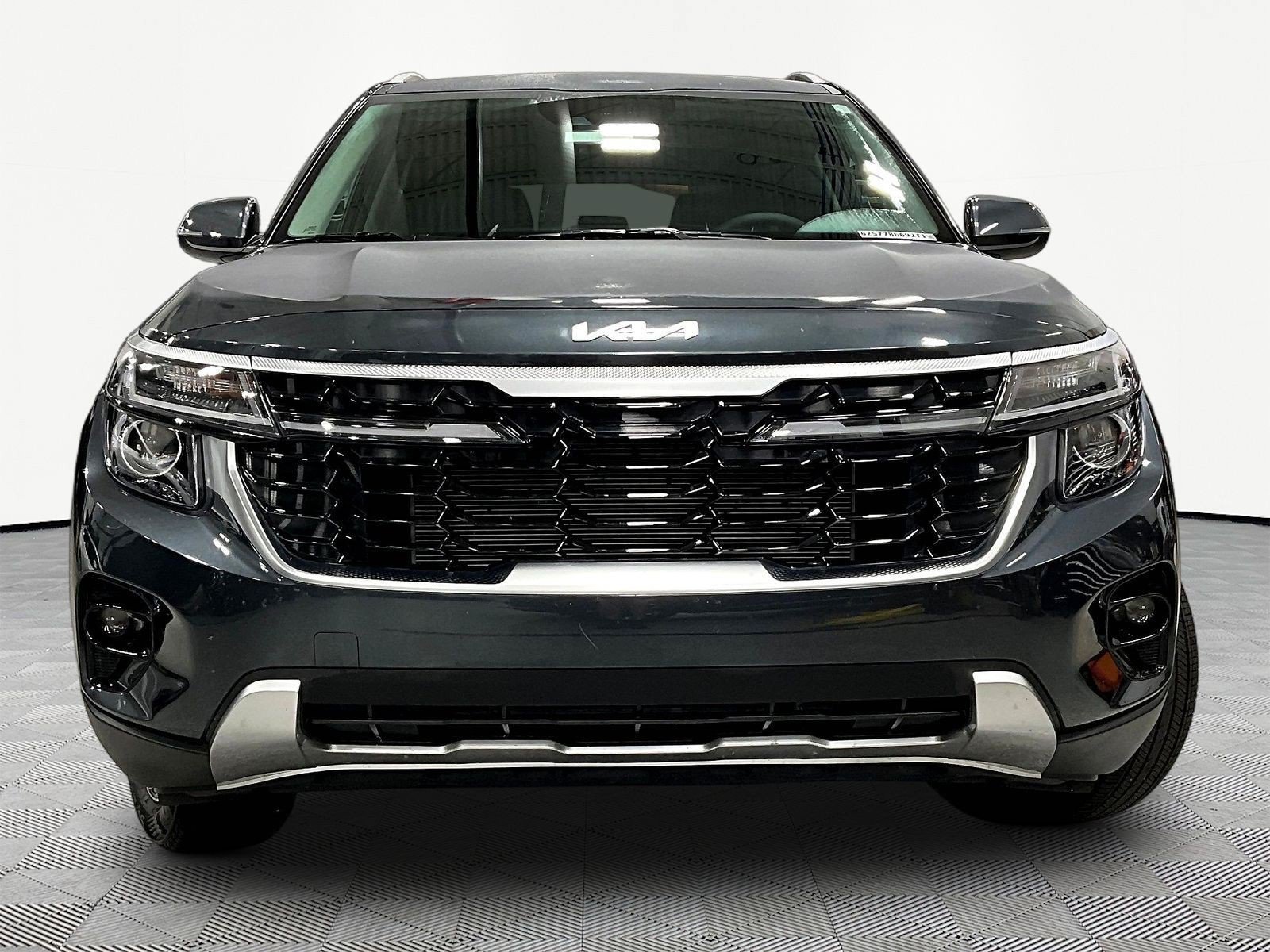 Used 2025 Kia Seltos EX AWD/4WD image 2