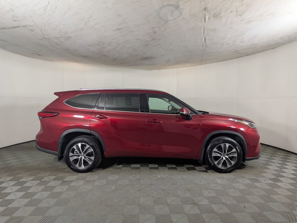 Used 2021 Toyota Highlander XLE image 6