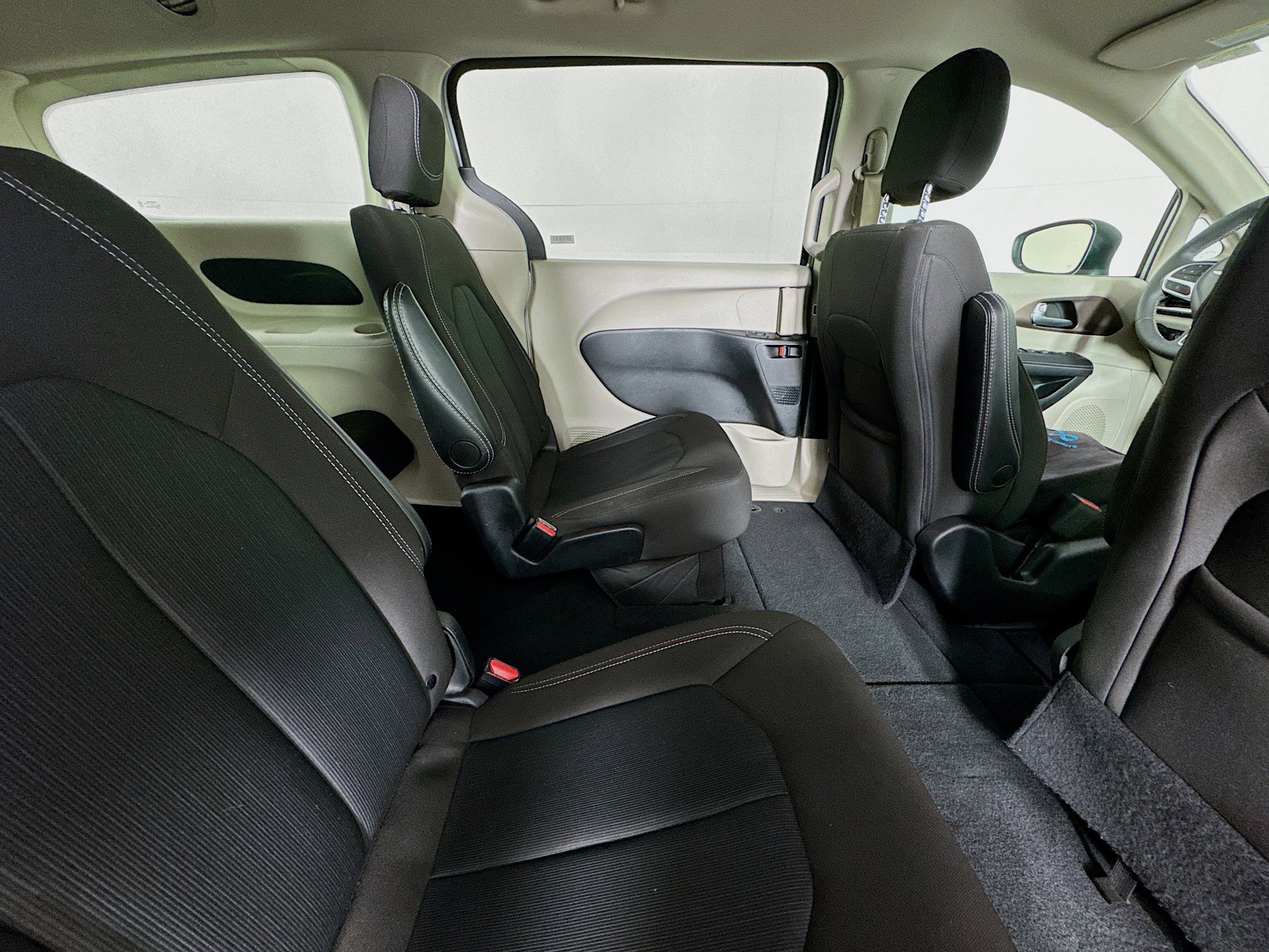 Used 2024 Chrysler Voyager LX image 26