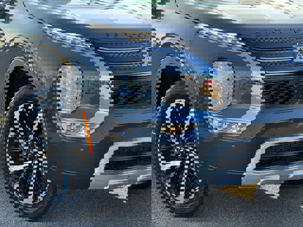 Used 2025 Mitsubishi Outlander SE image 11