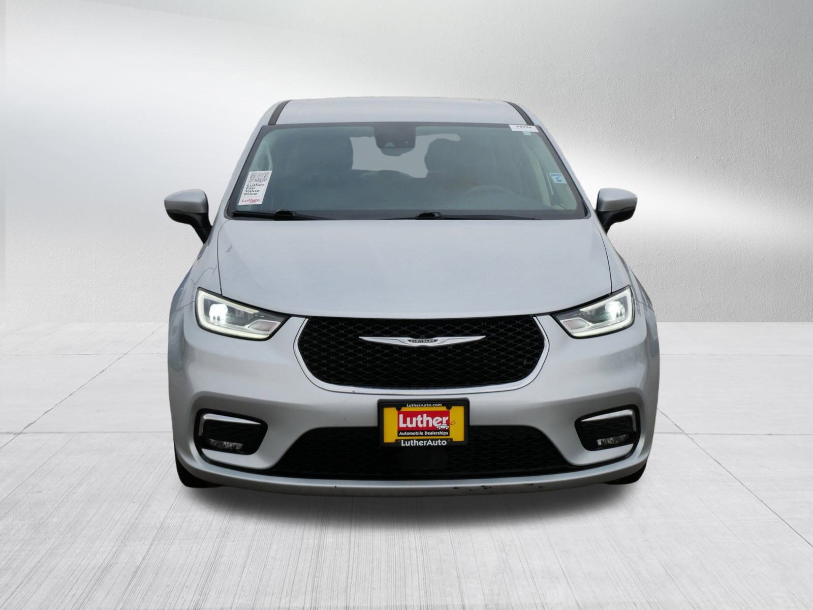 Used 2023 Chrysler Pacifica Touring-L image 2