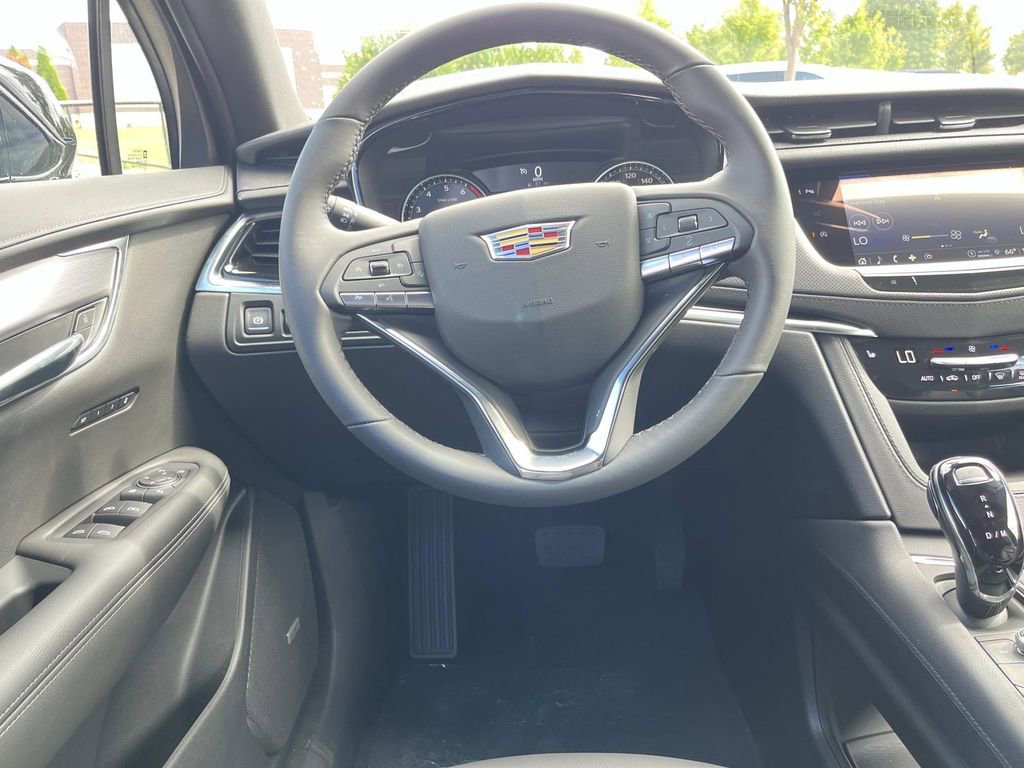 New 2025 Cadillac XT6 Luxury image 14