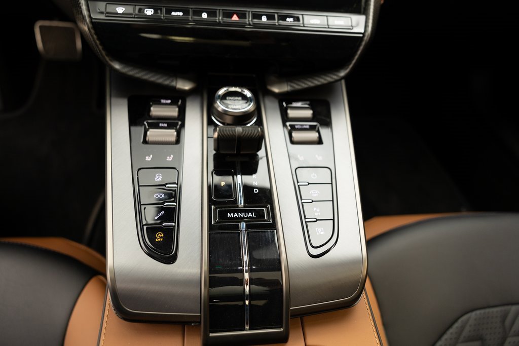 Used 2025 Aston Martin Vanquish image 38