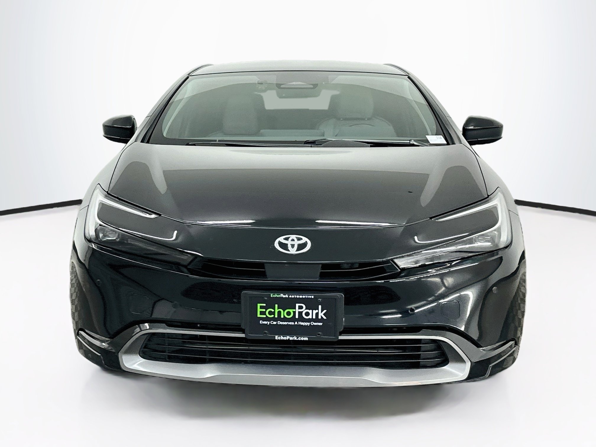 Used 2024 Toyota Prius XLE FWD image 2