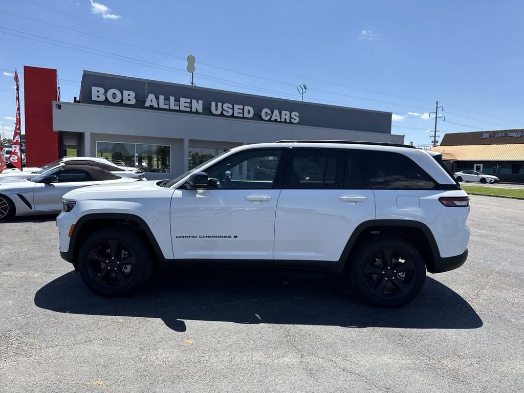 Used 2025 Jeep Grand Cherokee Limited w/ Black Appearance Package AWD/4WD image 11