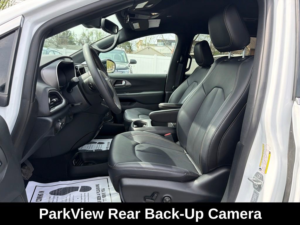 Used 2025 Chrysler Pacifica Select image 11