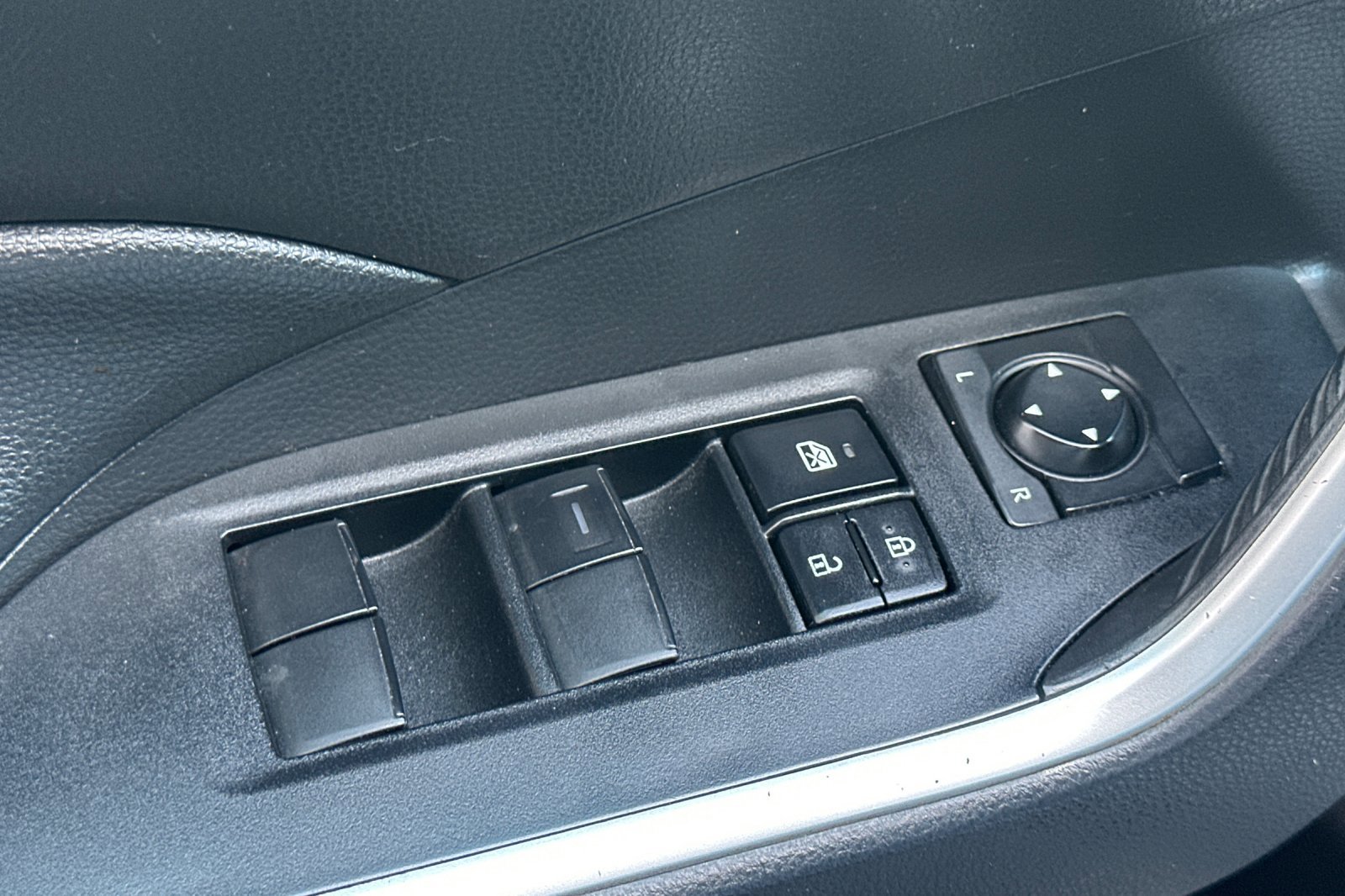 Used 2022 Toyota RAV4 LE image 12