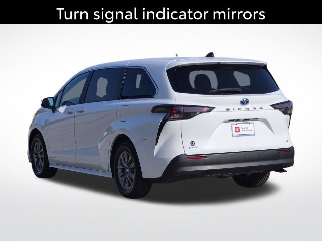 Certified 2025 Toyota Sienna LE FWD image 9