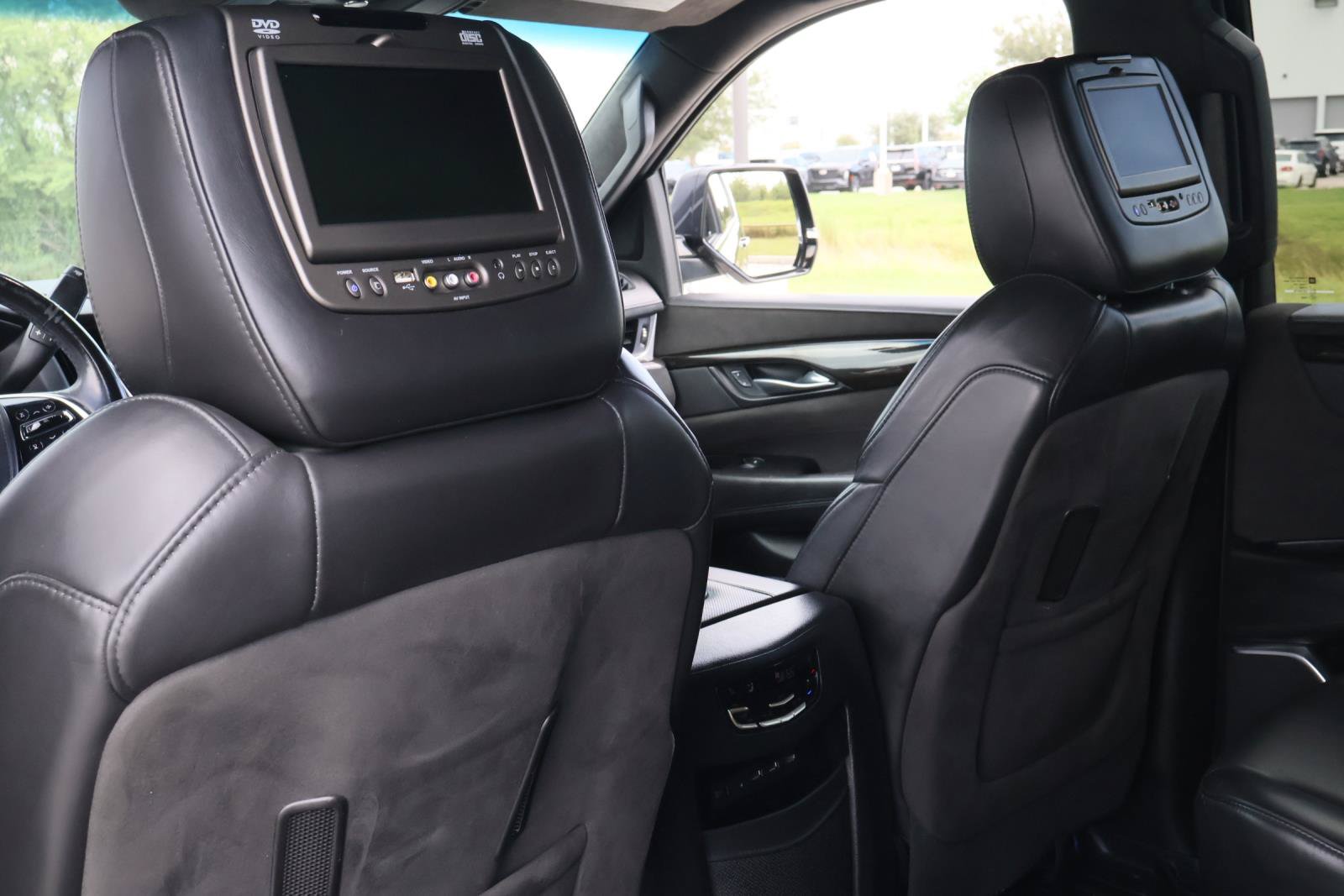 Used 2018 Cadillac Escalade Platinum AWD/4WD image 21
