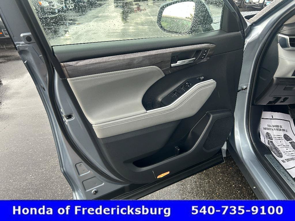Used 2024 Toyota Highlander Limited AWD/4WD image 9