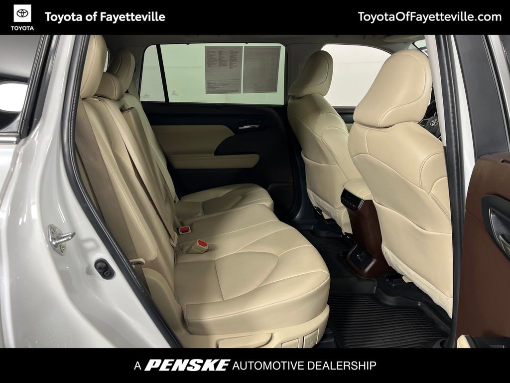 Used 2022 Toyota Highlander XLE FWD image 13