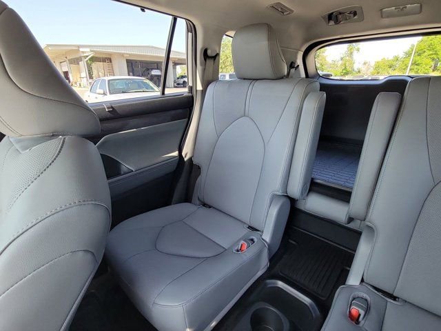 Used 2024 Toyota Highlander Limited image 4