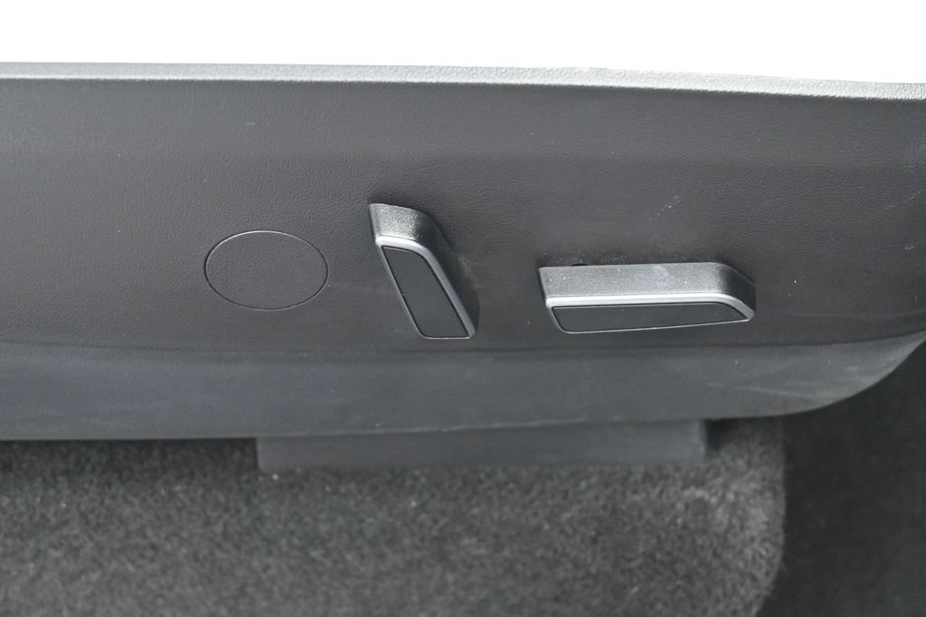 Used 2023 Tesla Model Y Long Range AWD/4WD image 32