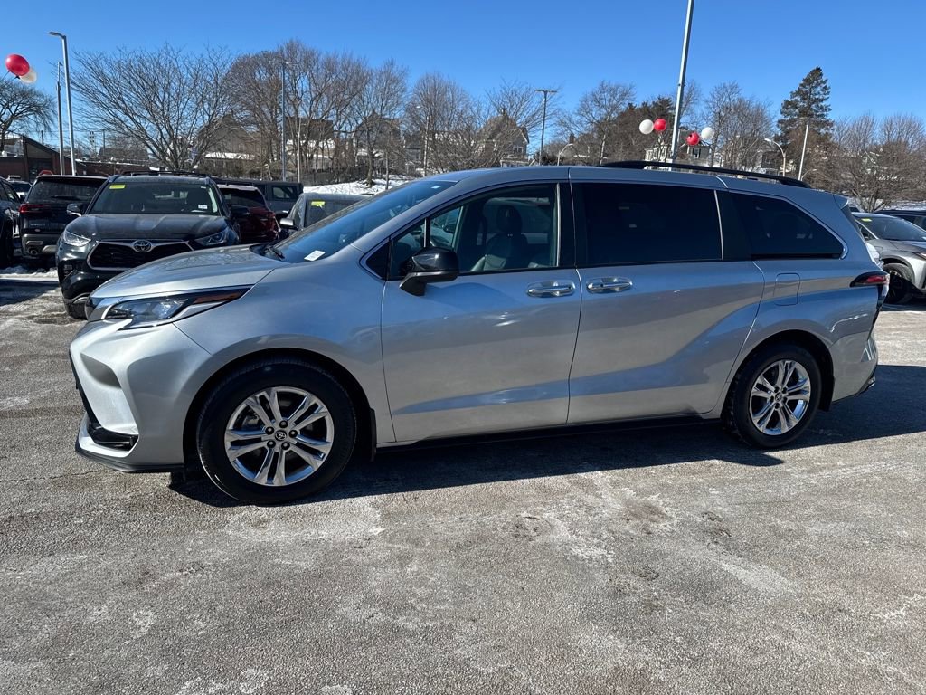 Used 2022 Toyota Sienna XSE image 4