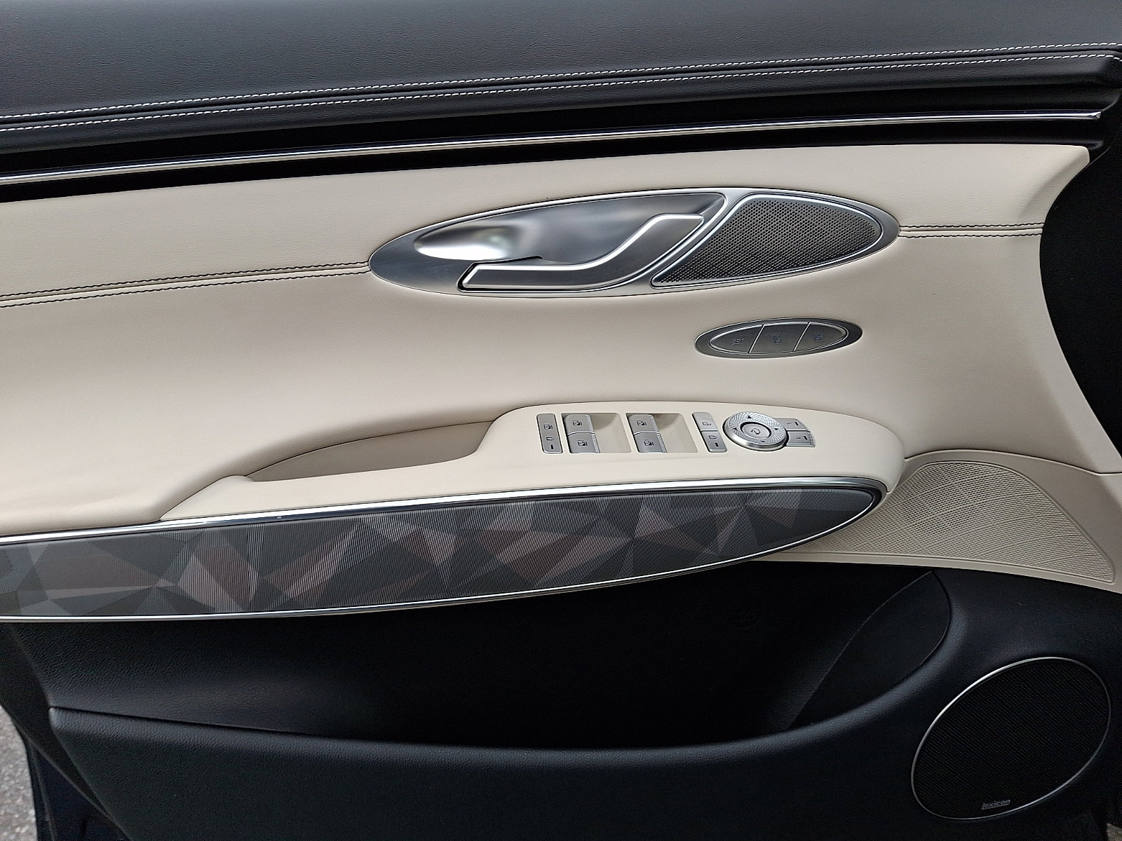 Certified 2025 Genesis GV70 3.5T Sport w/ Sport Advanced Package AWD/4WD image 13