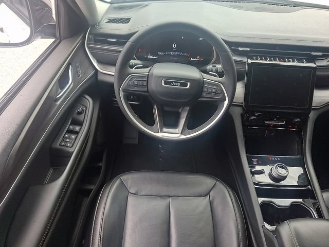Used 2023 Jeep Grand Cherokee L Limited w/ Black Appearance Package AWD/4WD image 11