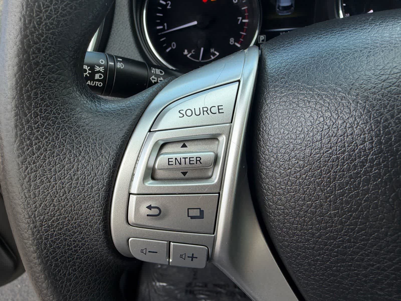 Used 2014 Nissan Rogue SV FWD image 17