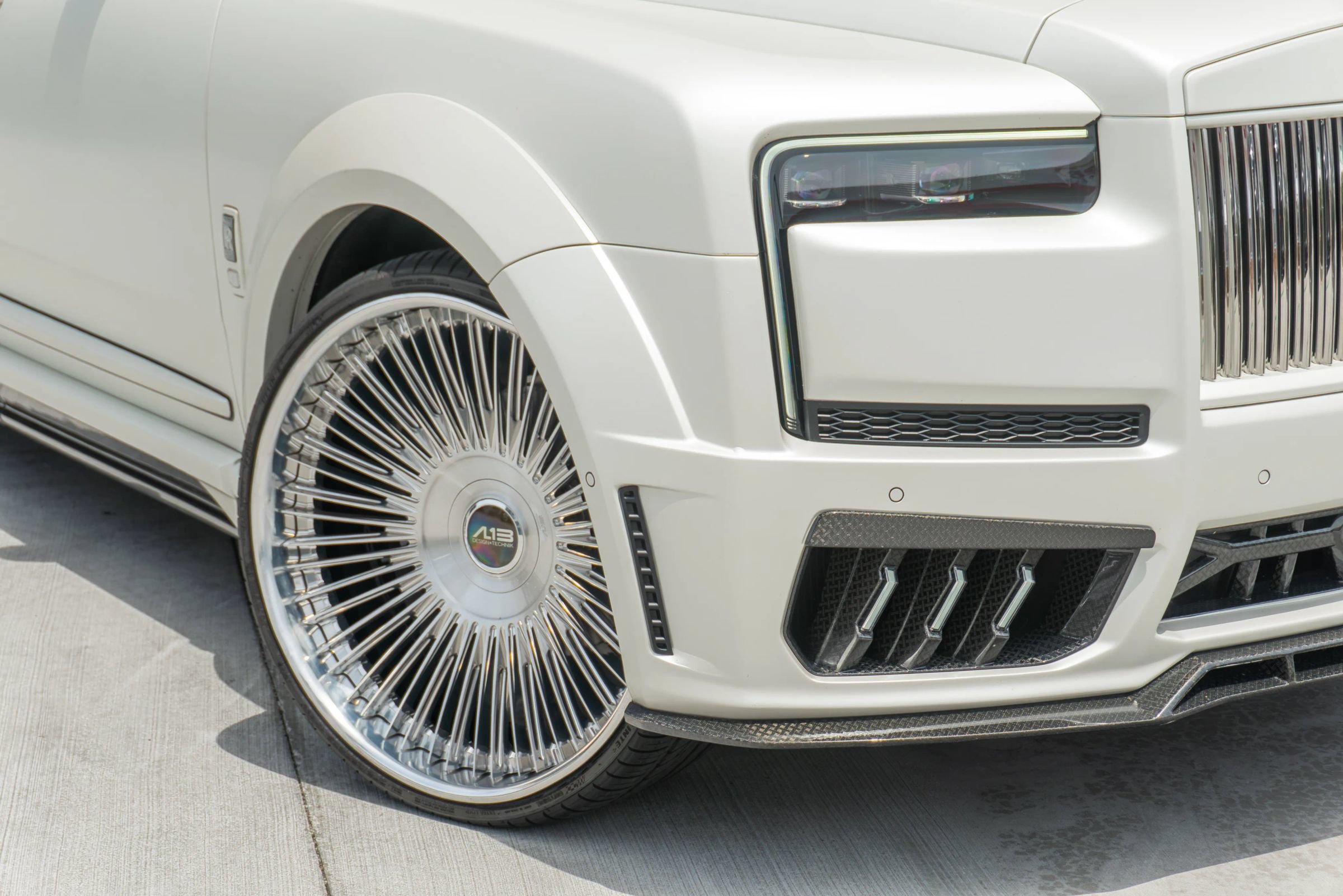 Used 2025 Rolls-Royce Cullinan AWD/4WD image 37