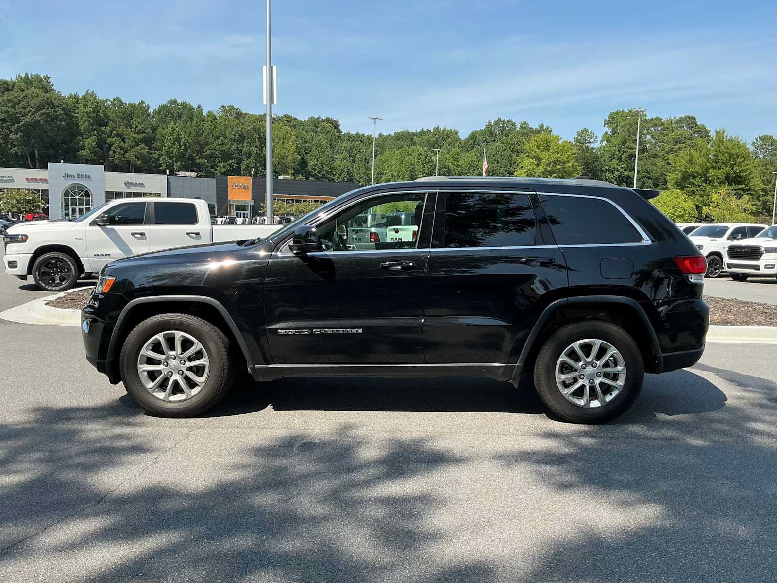 Used 2021 Jeep Grand Cherokee Laredo RWD image 2