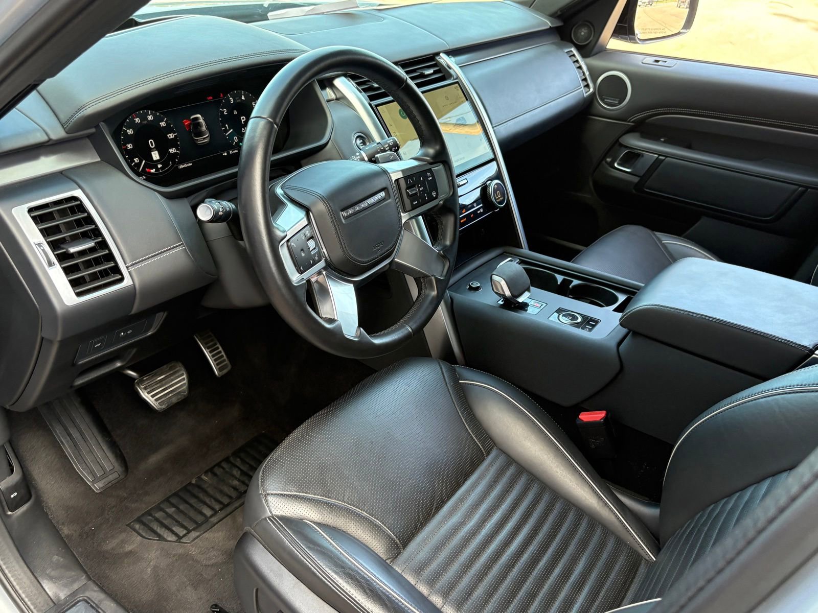 Used 2024 Land Rover Discovery Metropolitan Edition image 17