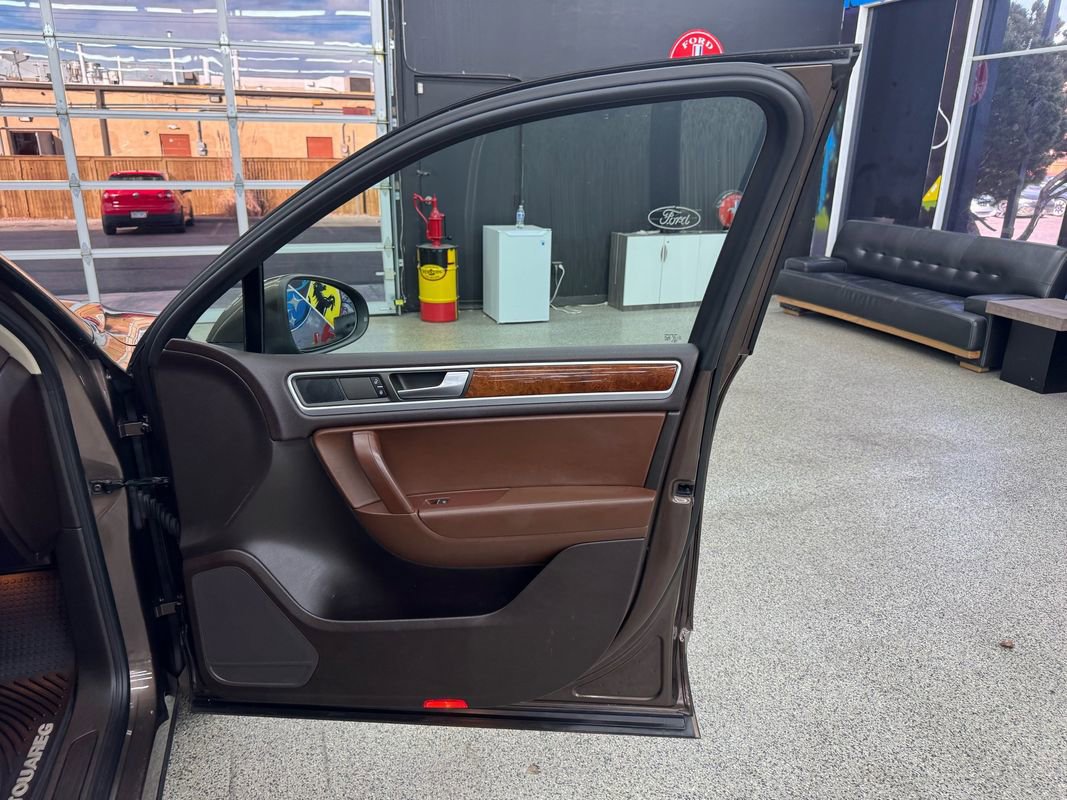 Used 2014 Volkswagen Touareg Sport image 19