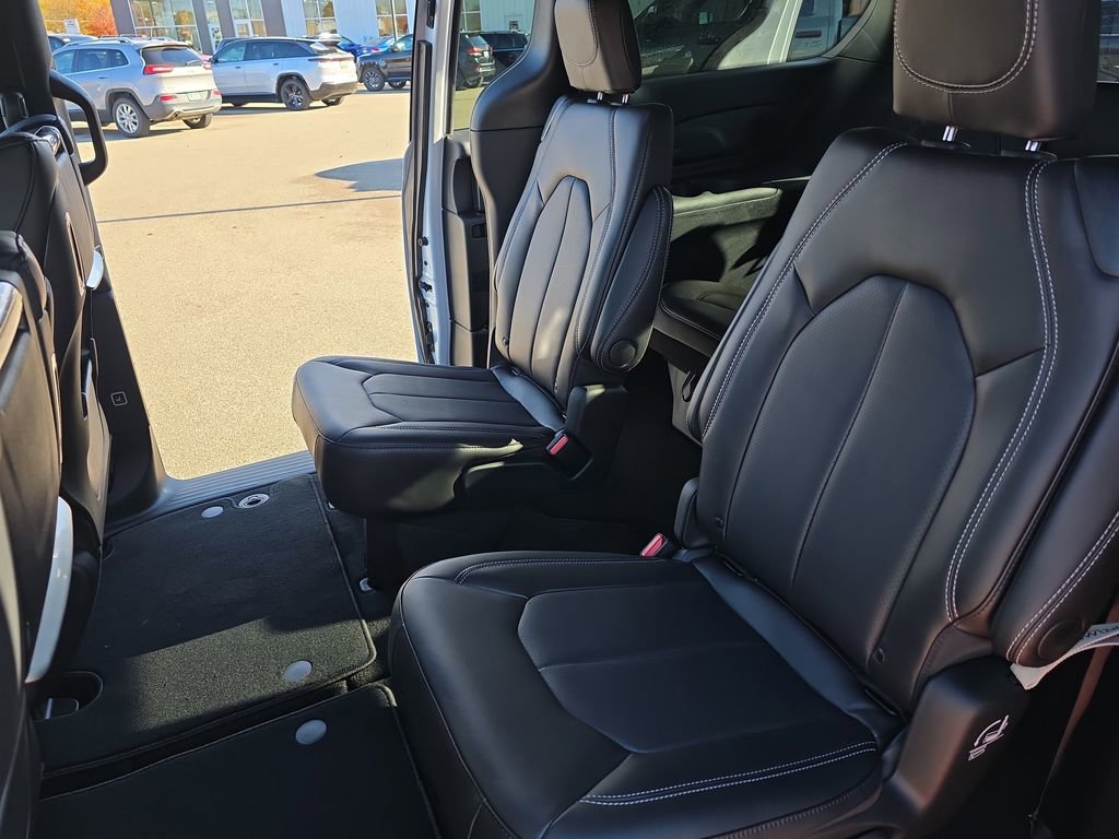 New 2026 Chrysler Pacifica Select image 16