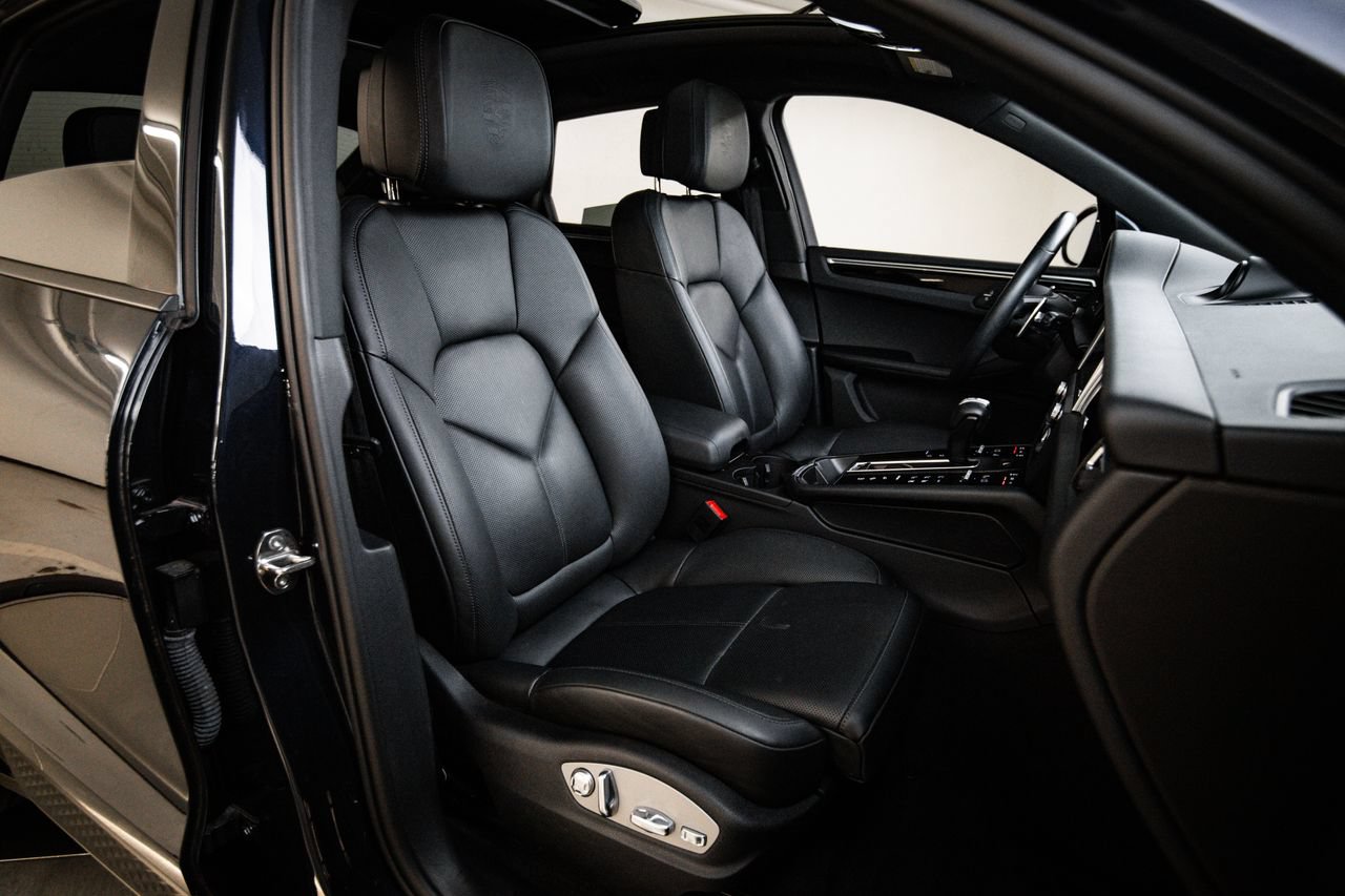 Certified 2023 Porsche Macan AWD/4WD image 29