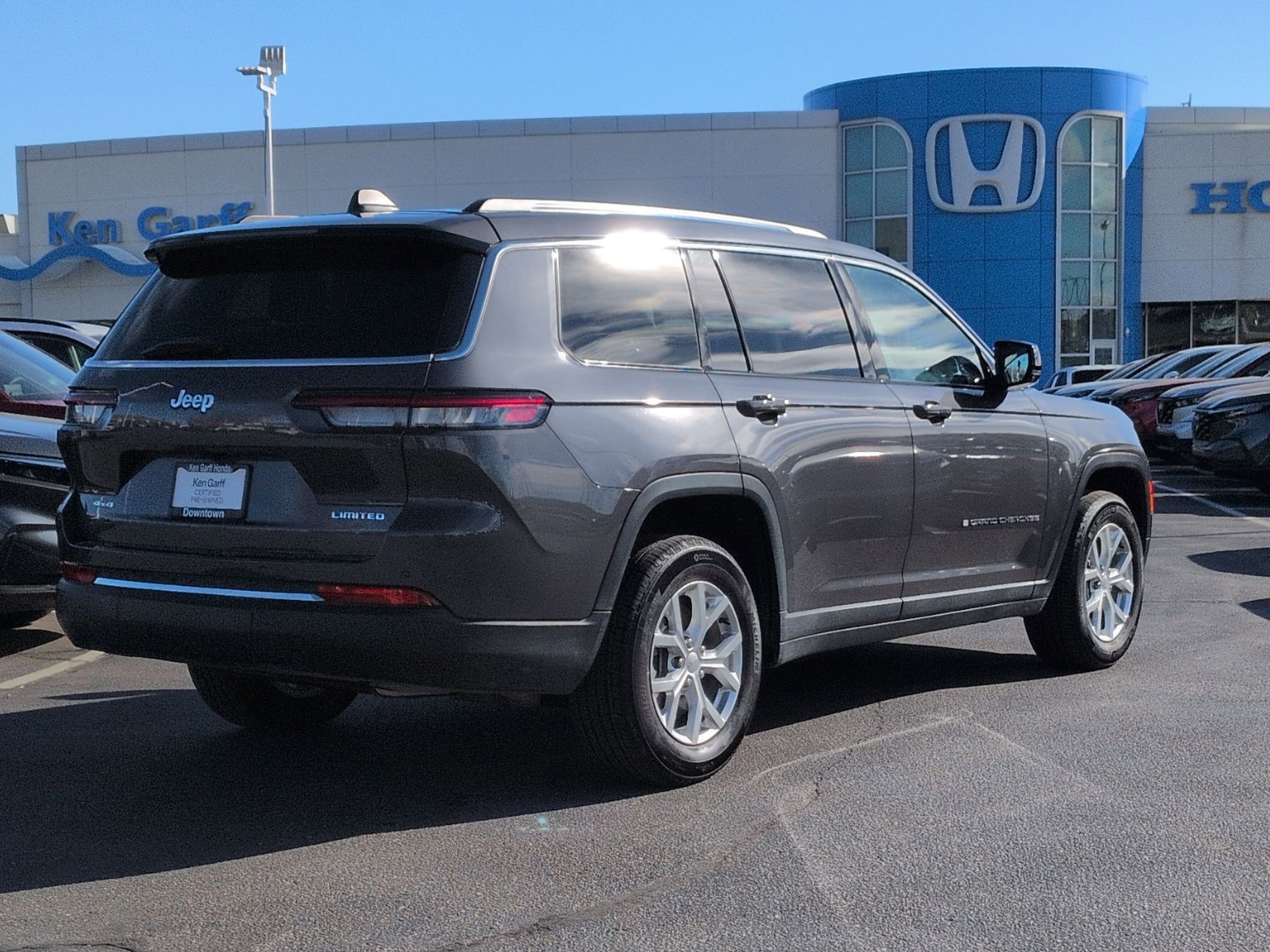 Used 2023 Jeep Grand Cherokee L Limited w/ Trailer Tow Group (B) image 3