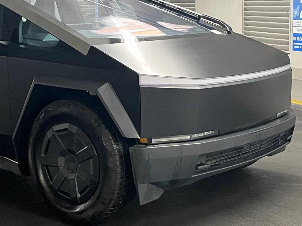 Used 2025 Tesla Cybertruck AWD Crew Cab image 41