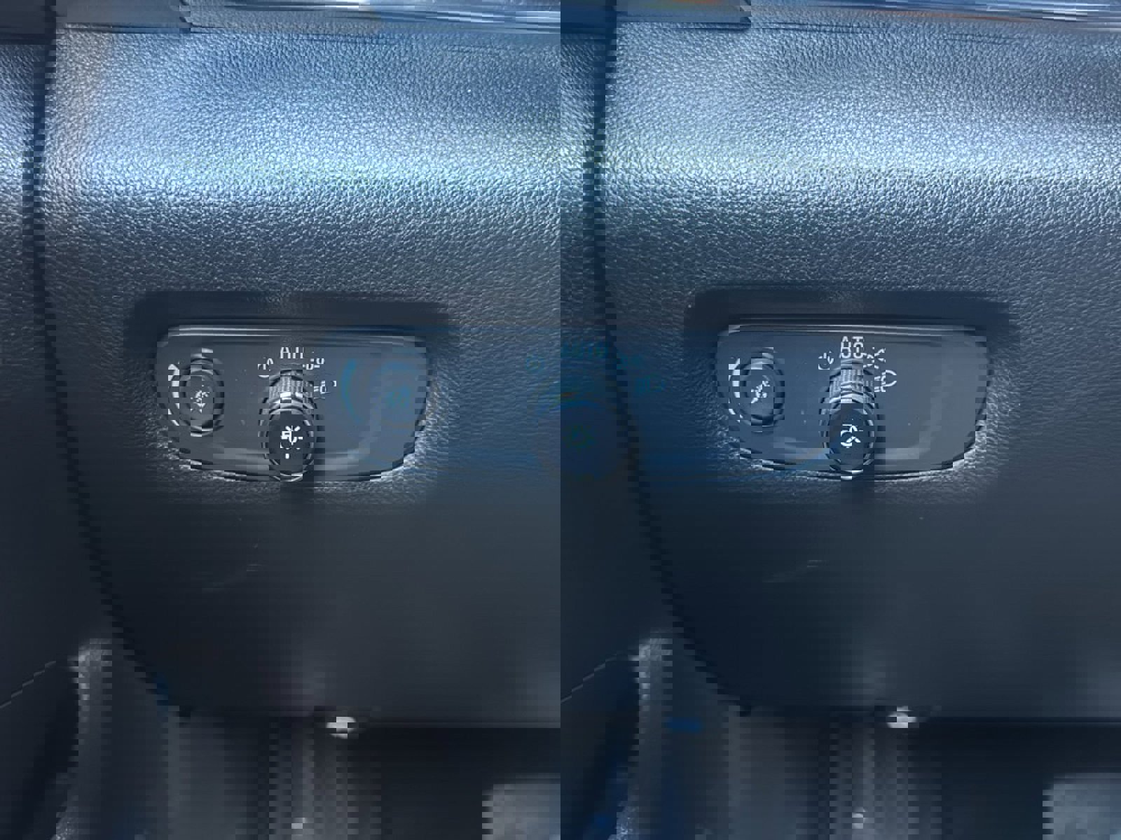 Used 2023 Chevrolet Traverse LT w/ Rear Camera Mirror Package image 28