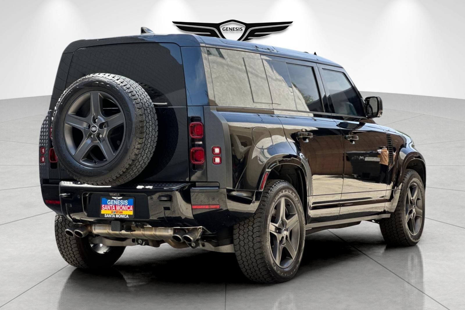 Used 2025 Land Rover Defender 110 X-Dynamic SE AWD/4WD image 4