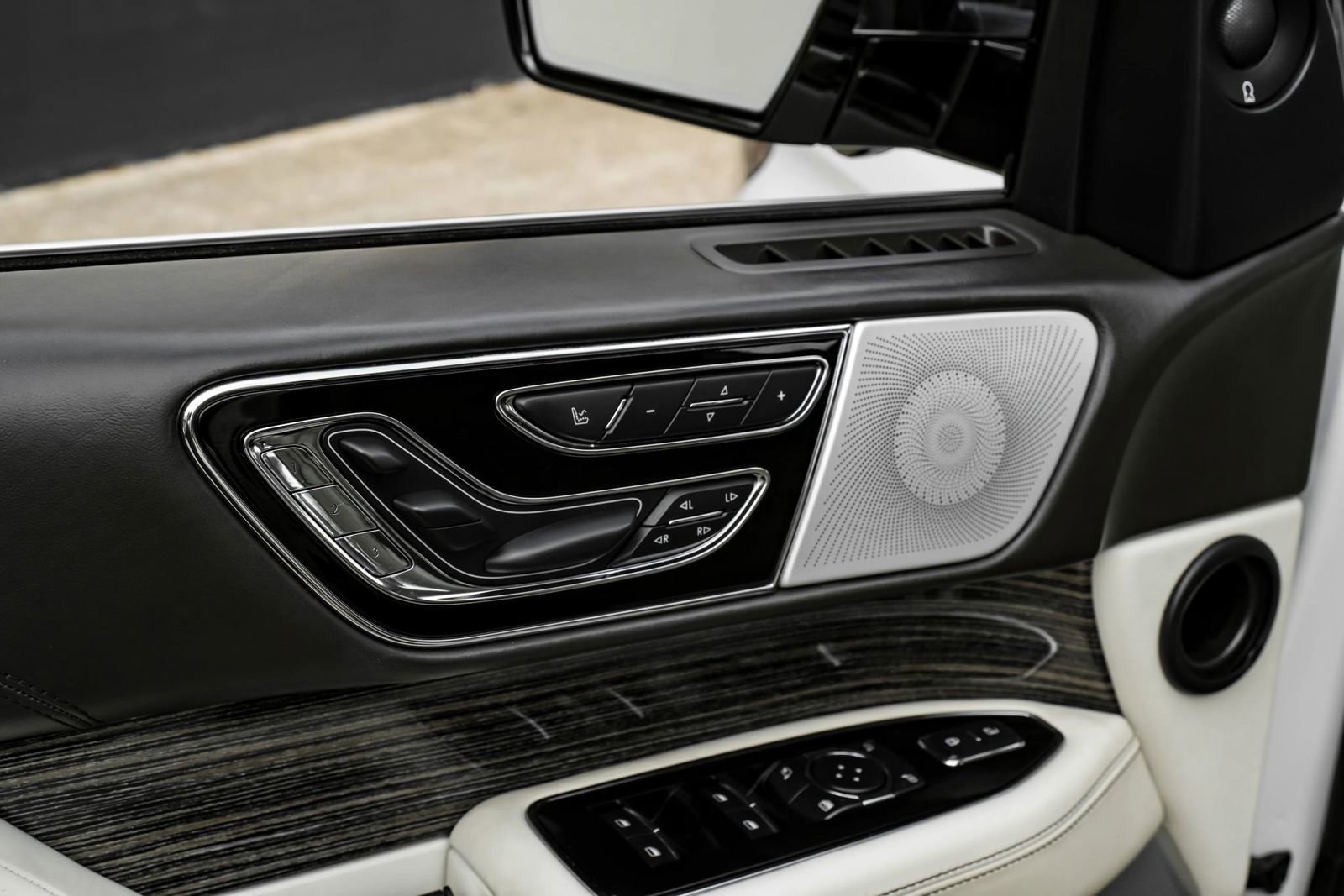 Used 2020 Lincoln Navigator Black Label w/ Cargo Convenience Package AWD/4WD image 46