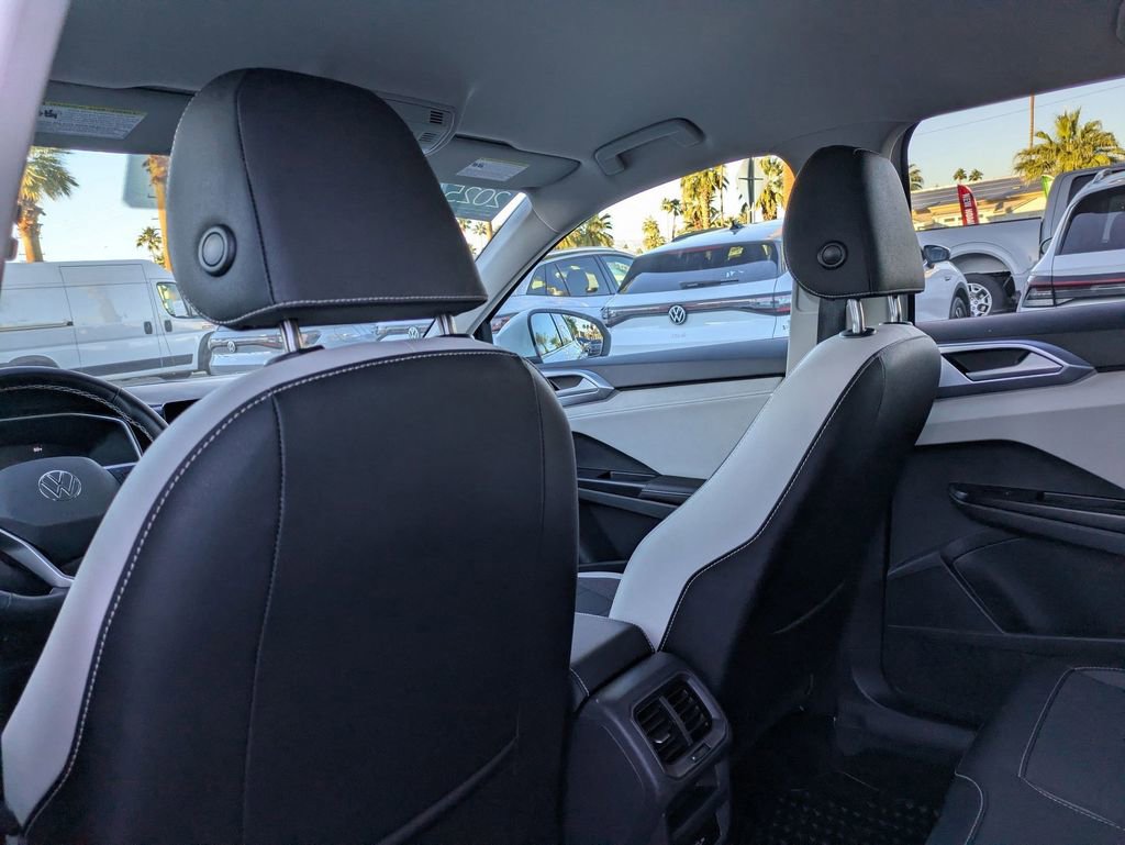 Certified 2025 Volkswagen Taos SE FWD image 16