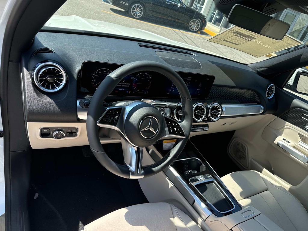 Used 2025 Mercedes-Benz GLB 250 image 9