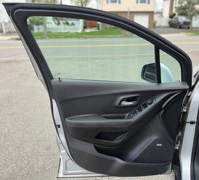 Used 2019 Chevrolet Trax LT w/ Sun & Sound Package image 16