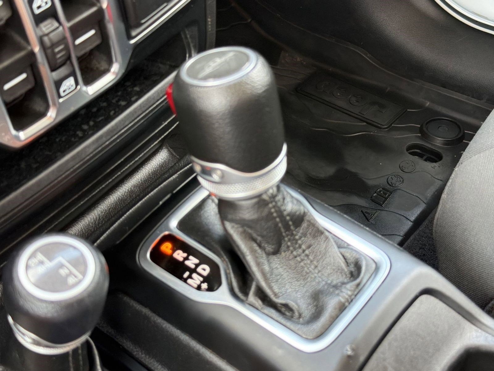 Used 2022 Jeep Gladiator Willys AWD/4WD image 14
