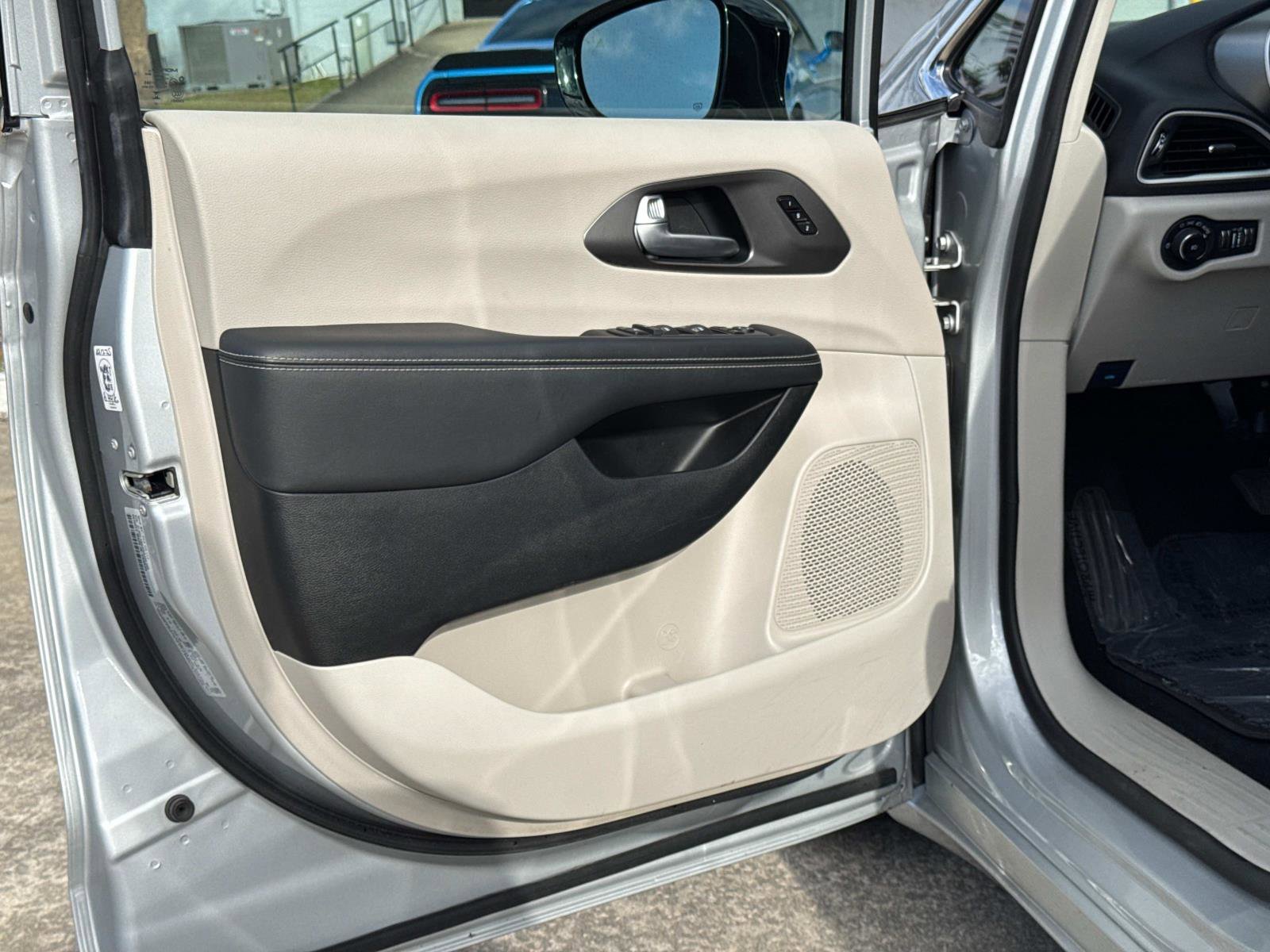 Certified 2024 Chrysler Pacifica Touring-L image 16