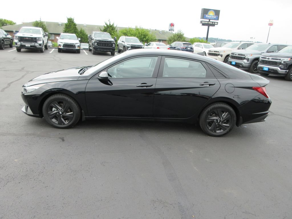 Used 2022 Hyundai Elantra SEL FWD image 2