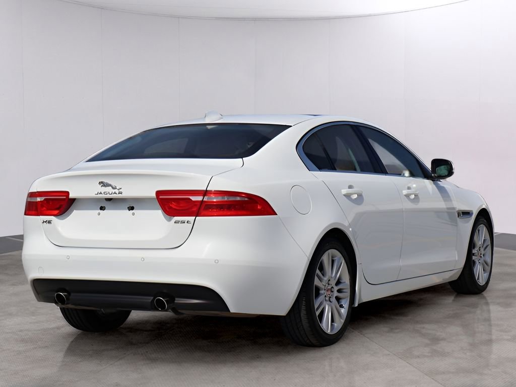 Used 2019 Jaguar XE Premium image 7