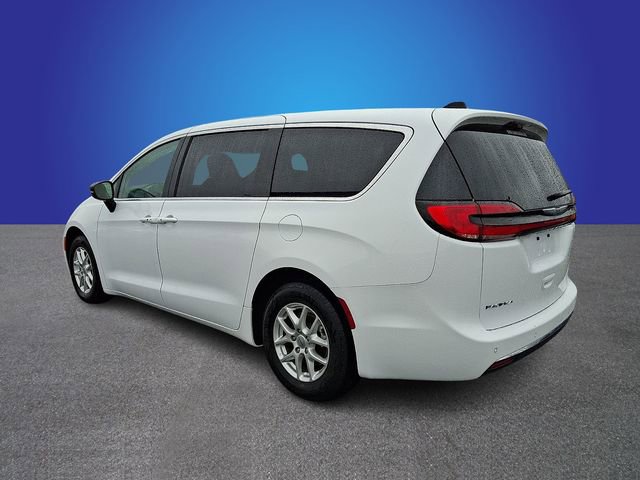 Used 2024 Chrysler Pacifica Touring-L image 6