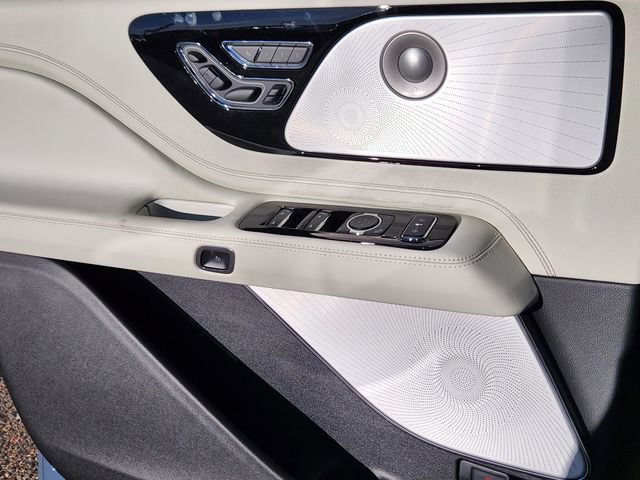 New 2026 Lincoln Aviator Black Label w/ Jet Appearance Package AWD/4WD image 9