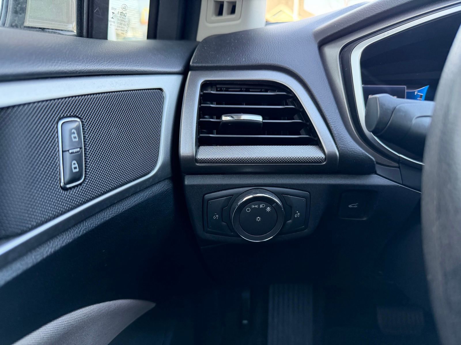 Used 2018 Ford Fusion S image 15