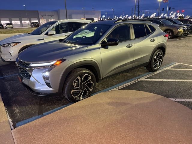 Used 2025 Chevrolet Trax RS w/ Driver Confidence Package image 2