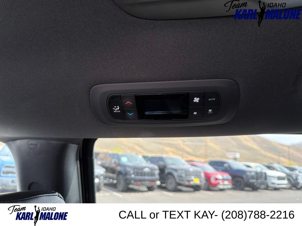 Used 2025 Chrysler Pacifica Select FWD image 19