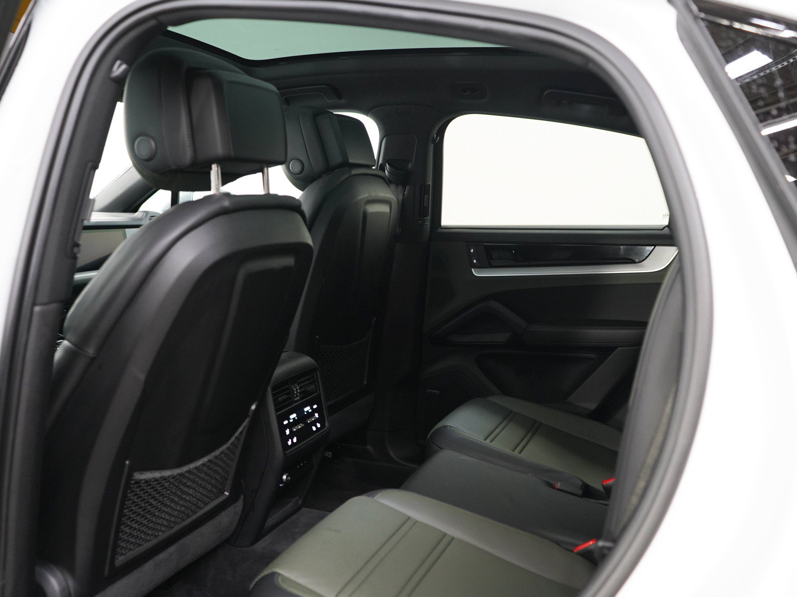 Used 2024 Porsche Cayenne Coupe AWD/4WD image 18